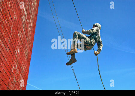 Un esercito ROTC cadet rappels verso il basso di 45 piedi torre durante il campo combinato di formazione presso il Comune di manovra del Centro di Formazione su Camp Atterbury, Ind. Marzo 27, 2010. Più di 300 Army ROTC cadetti di college in una tre-area di stato hanno partecipato all'allenamento. Sgt. Si Hill Foto Stock