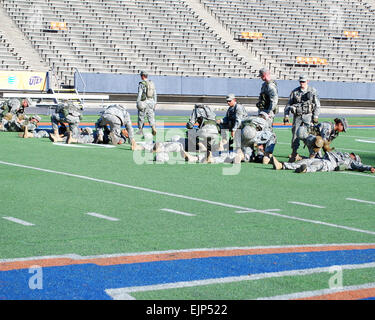 Cadetti con la riserva degli ufficiali di corpi di formazione presso la University of Texas at El Paso partecipare ad una messa in esercizio di incidenti nel Sunbowl durante la formazione di primo soccorso guidato da medici dalla lotta contro la Brigata Aerea, 1° Divisione Corazzate, Ott 8. Spc. Jeanita C. Pisachubbe, primo ANNUNCIO DELLA CABINA degli affari pubblici Foto Stock