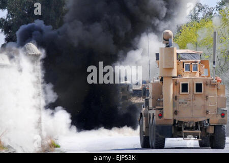 Un U.S. Esercito L'eliminazione degli ordigni esplosivi unità in sicurezza detona improvvisato dispositivo esplosivo nella provincia Khowst, Afghanistan, Marzo 24, 2012. I soldati sono assegnati alla XXV divisione di fanteria la quarta brigata Team di combattimento. Spc. Eric-James Estrada Foto Stock