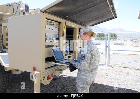 Sgt. Shawna indovinello da la 86Supporto Tecnico battaglione, Fort Bliss, Texas, imposta il Satellite terminale trasportabile che aziona il giunto del nodo di rete al White Sands Missile Range. Lei e molti dei suoi collaboratori sono state aiutando a impostare l'esercizio centro di comando per la rete di valutazione integrazione 12.2 esercizio Centro di controllo. NIE 12.2 è il terzo di una serie di semi-valutazioni annuali, che è parte dell'Agile processo del ciclo di vita, progettato per integrarsi e matura dell'esercito rete tattici, condotta integrato e parallelo delle prove funzionali di selezionare programmi dell Esercito di reco Foto Stock