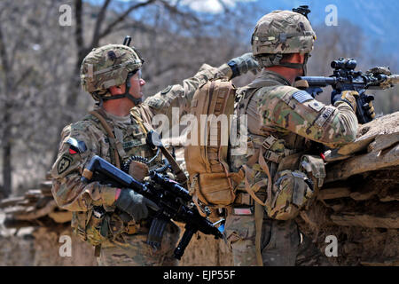 Stati Uniti Esercito Sgt 1a. Patrick S. Connell, 3° Battaglione Airborne, 509a Reggimento di Fanteria, Task Force oro Geronimo e SPC. Tyler Noyes esegue la scansione di un area durante una pattuglia di Jani Khel district 12 Aprile durante il funzionamento leone in marmo. Il personale dell'esercito Sgt. Jason Epperson Foto Stock