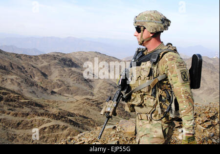 Provincia di Nangahar, Afghanistan - STATI UNITI Il personale dell'esercito Sgt. Shelby Johnson scansiona l'orizzonte nov. 18, 2013, durante una pattuglia smontati dal funzionamento in avanti Torkham di base a una frontiera afgana checkpoint di polizia nei pressi del villaggio di Goloco. Johnson serve come un leader di squadra con la società C, 2° Battaglione, trentesimo Reggimento di Fanteria, @quarta brigata decimo montagna "Patrioti". Lo scopo della missione era di stabilire partenariati con gli ufficiali di ABP al checkpoint. Questa partnership consentirà di aumentare la sicurezza per gli afgani e le forze della coalizione che operano nell'area. Sgt. Eric Provost, Task Force Patriot PAO Foto Stock