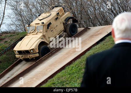 Il Segretario alla Difesa Robert M. Gates guarda una dimostrazione del MRAP- Veicolo fuoristrada presso l'impianto di prova in Oshkosh, Wisconsin, nov. 12, 2009. Il design del veicolo, noto come un M-ATV, combina la protezione warfighters si aspettano in veicoli MRAP con la massima mobilità e la durata necessarie per negoziare montuoso terreno fuori strada. Cherie Cullen Foto Stock