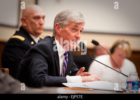 Segretario dell'esercito John McHugh testimonia davanti alla casa ArmedServices Comitato circa l'anno fiscale 2014 di Difesa Nazionale richiesta AuthorizationBudget 25 aprile 2013, nel corso di una audizione sulla Capitol Hill. Spc. John G. Martinez Foto Stock