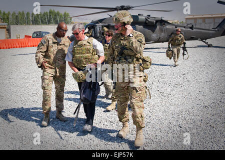 Da destra a sinistra, U.S. Esercito il Mag. Gen. James C. McConville, il comandante generale delle Combined Joint Task Force-101, Regionale Command-East, 101st Airborne Division, Briga. Gen. Ronald Lewis, vice comandante per il supporto, 101st Airborne Division, parlare con il Segretario dell'esercito John McHugh a inoltrare una base operativa di gamberi, 20 giugno 2013. Spc. John G. Martinez Foto Stock