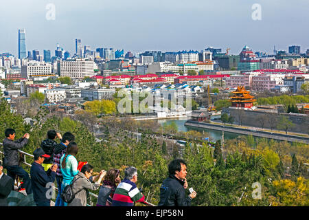 Cina, Pechino, vista in elevazione al di sopra dello skyline della città dal Parco Jingshan Foto Stock