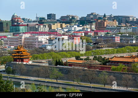 Cina, Pechino, vista in elevazione al di sopra dello skyline della città dal Parco Jingshan Foto Stock