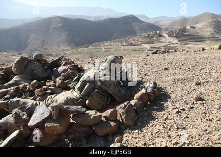 Provincia PARWAN, Afghanistan - STATI UNITI Army Sgt. 1. Classe Chris Buchness diritto di Leonardtown, Md., un fante e 3° plotone sergente, E DEGLI STATI UNITI Army Spc. Giovanni marchi di Dubuque, Iowa, un cannone membro dell'equipaggio, sia con lo squadrone B, 1° Stormo, 113reggimento di cavalleria, Task Force cavallo rosso, parte della seconda Brigata Team di combattimento, 34a divisione di fanteria, Task Force Red Bulls, fornire protezione overwatch per compagni soldati conducendo una chiave-leader impegno nel villaggio di Dandarh gen. 2. TF Red Soldati a Cavallo ha condotto un KLE con villaggio sambuco per garantire la sicurezza all'interno del villaggio e all'indirizzo conc Foto Stock