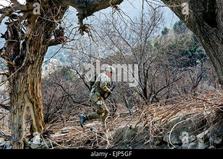 Stati Uniti Il personale dell'esercito Sgt. Chester Thomson, 1° Stormo, xxxiii reggimento di cavalleria, 3° Brigata Team di combattimento, 101st Airborne Division Air Assault, corre su un terrapieno durante una pattuglia di sicurezza in un remoto villaggio della Provincia Khowst, Afghanistan, Gennaio 31, 2013. . Squadrone B è affidato il compito di formazione e guida la ANA e CDS a prendere nel corso delle operazioni di sicurezza in Afghanistan. Stati Uniti Il personale dell'esercito Sgt. Zach Holden, 115Mobile degli affari pubblici distacco Foto Stock