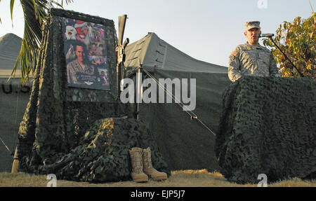 Lt. Gen. Ken Keen, vice comandante, U.S. Comando Sud e comandante generale, Joint Task Force-Haiti parla a un memoriale di servizio detenuti per la Air Force Lt. Col. Kenneth Bourland al Supporto Logistico Zona Dragon qui Feb. 12. Bourland perite nel gennaio 12 terremoto che ha scosso la nazione di Haiti. Truppe in Haiti ricorda caduti /-news/2010/02/17/34538-truppe in Haiti--ricordo di caduti/index.html Foto Stock