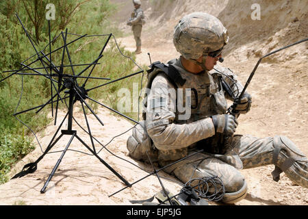 Stati Uniti Army Sgt. Anthony Limon dal serbatoio bianco, 2° plotone, Delta Company, 1° Battaglione 4° Reggimento di Fanteria IMPOSTA LA TAC SAT mentre di pattuglia nella provincia di Zabul, Afghanistan, 25 giugno 2010. I soldati furono dispiegate in Afghanistan a sostegno dell'Operazione Enduring Freedom. Il personale Sgt. William Tremblay Foto Stock