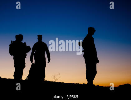 Sergente maggiore dell esercito e i membri dello staff di attendere per discostarsi Sharana FOB dopo aver trascorso un pomeriggio visitando i soldati ott. 17 in provincia Paktika, Afghanistan. Sgt. Il Mag. dell'esercito Raymond F. Chandler III ha ospitato un municipio incontro presso il portachiavi in cui i soldati sono stati in grado di porgli delle domande circa il futuro dell'esercito. TF Blackhawk è responsabile per tutte le azioni militari all'interno Paktika provincia, che condivide il confine con il Pakistan. Foto Stock