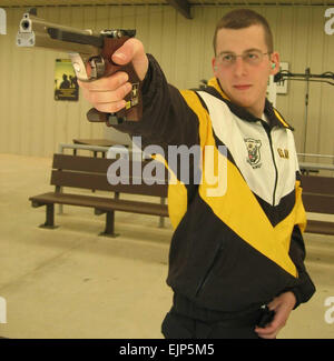 Pfc. Brad A. Balsley ha preso il primo posto al USA Three-Times Tiro a fuoco rapido confronto pistola Feb. 15-17. USAMU Foto Stock