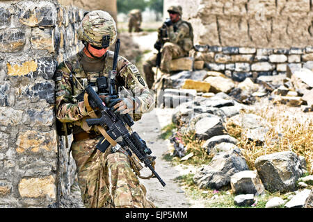 Stati Uniti Army Sgt. Eric Rothenberger, secondo battaglione Airborne, 377 campo paracadute reggimento di artiglieria, controlli i suoi siti di interesse durante la trazione di sicurezza ad un vicolo nel villaggio di Kunday Luglio 7, 2012. PFARâ€™s missione era di facilitare i membri dell'innesto femmina team come da esse condotte principali impegni di leader per promuovere una femmina di educazione sanitaria programma. Stati Uniti Il personale dell'esercito Sgt. Jason Epperson Foto Stock