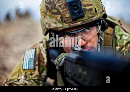 Un U.S. Army Ranger dal Bravo Company, 2° Battaglione, 75o Reggimento Ranger, mantiene i suoi occhi su un bersaglio con un M240L macchina pistola durante una società fuoco vivo della formazione di Camp Roberts, California, Gennaio 30, 2014. Stati Uniti Esercito illustrazione della foto da Staff Sgt. Teddy Wade /ranger/ /ranger/ Foto Stock
