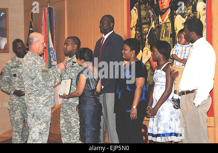 Spc. Aaron Davis, Silver Star e cuore viola destinatario e sua madre, Davlyn Davis, orgogliosamente tenere il premio come Brig. Gen. James Gilman, commander, Great Plains Medico Regionale e comando Brooke Army Medical Center, perni Davis a la sua cerimonia nuziale Marzo 27. Storie di Valor /Valor vedere la storia completa qui: bit.ly/A0EPU bit.ly/A0EPU Foto Stock