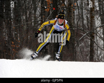 Stati Uniti Esercito atleta di classe mondiale biatleta di programma, 1Lt. Jennifer Wygant, sci alla vittoria in campo femminile 7,5-chilometro sprint 12 Dicembre presso l'U.S. Del Mondo di Biathlon di prove del Team in Colerain, Minn. Wygant ha vinto l'evento con un tempo di 23 minuti, 44,2 secondi. : Tim, HIPPS FMWRC affari pubblici. Soldati brillano alla U.S. Del Mondo di Biathlon di prove del Team /-news/2009/12/17/32034-soldati-shine-a-us-biathlon-mondo-team-prove/index.html Foto Stock