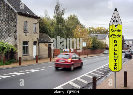 Segno indica un attraversamento bambini vicino a una scuola primaria in Vallonia, Belgio Foto Stock