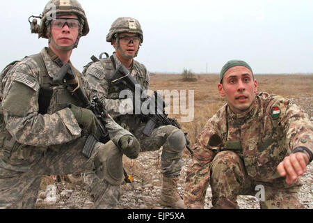 Il primo battaglione, 503rd Reggimento di Fanteria, 173rd Airborne brigata paracadutisti e loro italiano allie decide un piano di azione durante il processo di distribuzione di emergenza la prontezza di esercitare o EDRE. Il 173rd Brigata Aerea fornisce truppe pronto per distribuire entro 18 ore ovunque negli Stati Uniti Unione, Africa o comando centrale aree di responsabilità. 2LT Steven R. Siberski Foto Stock