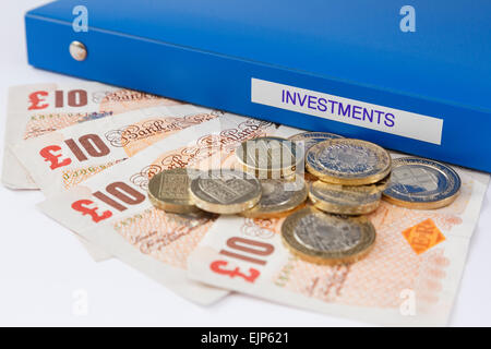 Portafoglio investimenti cartella con dieci sterling pound note e £ monete. Investire in azioni e partecipazioni concetto. Inghilterra Regno Unito Gran Bretagna Foto Stock