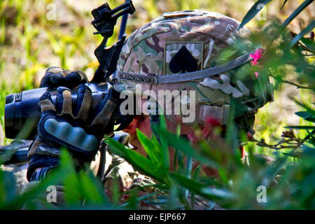 Utilizzando un paio di binocoli, Staff Sgt. Eric J. Blaszkowski, un incendio supporto specialista con facile Company, 2° Battlion, 506th Reggimento di Fanteria, quarta brigata Team di combattimento, 101st Airborne Division Air Assault, esegue la scansione della zona circostante alla ricerca di un potenziale nemico movimento, durante una missione nel distretto di Saberi, Afghanistan, il 21 agosto. Sgt. Jusitn A. Moeller, quarta brigata Team di combattimento Affari pubblici Foto Stock