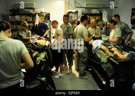 Esercito nazionale afghano soldati ricevono cure mediche da Farah in avanti il team chirurgico e Provincial Reconstruction Team medici Farah in avanti una base operativa Farah, Aprile 23. ANA quattro soldati sono stati trasportati al FOB Farah dopo la ricezione di ferite provocate da un improvvisato dispositivo esplosivo esplosione che si è verificato in Najabad, un villaggio di Pusht Rod distretto. Dei quattro soldati, uno ceduto a lesioni mentre a livello FOB Farah, due sono stati trasferiti ad un locale brigata ANA struttura medica, e uno è stato trasportato ad Herat per ulteriore trattamento medico. Foto Stock