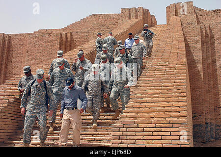 Stati Uniti Esercito Brig. Gen. Michael Lally, sinistra anteriore, e Col. Dan Hokanson, dietro Lally, piombo soldati passi verso il basso della Ziggurat di Ur durante un tour al di fuori campo sommatore, Iraq, 31 luglio 2009. La Ziggurat, uno dei più grandi monumenti storici di antiche civiltà, aveva fatto parte di Camp sommatore, ma di recente è stato restituito al controllo iracheno. Lally è comandante del terzo Expeditionary supporto comando e Hokanson è comandante della 41ª Brigata di fanteria Team di combattimento. Spc. Cory Grogan Foto Stock