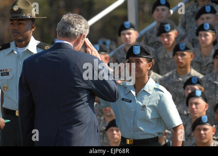 Il Presidente George W Bush restituisce saluto ad un laureando soldato con il 3° Battaglione, 34th Reggimento di Fanteria dopo aver presentato il suo un premio in occasione del Venerdì della cerimonia al Ft Jackson SC. Mike A. Glas Foto Stock