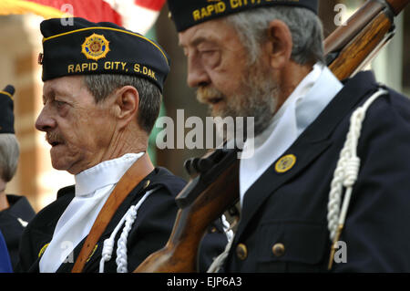 Membri del Sud Dakota American Legion marzo durante una parata nel centro cittadino di Rapid City, S.D., nov. 11, 2007. Rapid City ha ospitato la sfilata in onore di coloro che hanno servito e sono attualmente in servizio nelle forze armate americane. Il personale Sgt. Michael B. Keller Foto Stock