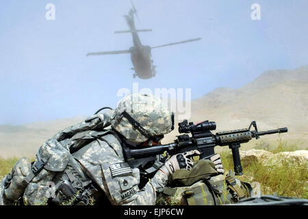 Stati Uniti Il personale dell'esercito Sgt. Francesco Macale assicura una zona di atterraggio come il suo trasporto, un UH-60 Blackhawk elicottero, vola vicino alla banda di Koh distretto della provincia di Kapisa, Afghanistan, Sett. 14, 2009. Macale è un leader di squadra assegnato all'Kapisa Provincial Reconstruction Team. Il cap. Darrick B. Lee Foto Stock