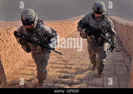 Cpl. Kristine Tejeda e PFC. Thomas Adgate, sede batteria, 2° Battaglione, ottantaduesima campo reggimento di artiglieria, 3a consigliare e assistere brigata, 1a divisione di cavalleria, o Task Force drago di acciaio, salire le scale della Ziggurat di Ur per fornire protezione per un tour della città antica in Dhi Qar, Sett. 24. Soldati del drago di acciaio hanno garantito la sicurezza per più di 20 tour della città antica di Ur dal dicembre 2010. Foto Stock