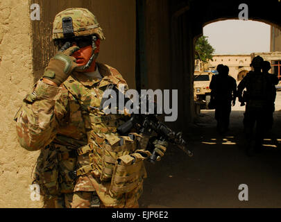 Stati Uniti Il personale dell'esercito Sgt. Edward Duran di Downey, California, con operazioni di azienda, sede e Sede battaglione, 1a divisione di cavalleria che dirige la sua forza di sicurezza durante una visita di esercito di funzionari per Bala Hesar, 27 giugno. Stati Uniti Army Spc. Adam L. Mathis, xvii Affari pubblici distacco Foto Stock