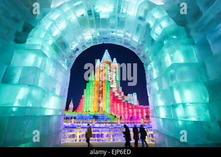Illuminato spettacolari sculture di ghiaccio, Harbin Ice e Snow Festival, Provincia di Heilongjiang, Cina Foto Stock