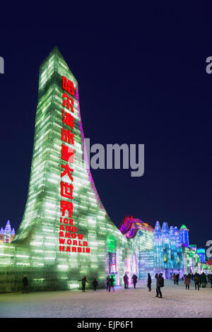 Illuminato spettacolari sculture di ghiaccio, Harbin Ice e Snow Festival, Provincia di Heilongjiang, Cina Foto Stock