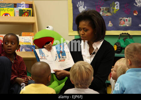 La First Lady Michelle Obama si legge "Il gatto nel cappello" per i bambini in Ms. Mattie della classe a Prager Child Development Center Marzo 12, durante la sua visita a Fort Bragg, N.C. La First Lady ha parlato con i soldati e i membri della famiglia come parte della sua iniziativa a cura di famiglie di militari. La First Lady voti il supporto per famiglie militari /-news/2009/03/12/18173-prima-lady-visite-fort bragg voti--support-per-militare-famiglie/ Foto Stock