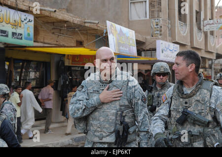 Gen. Ray odierno, comandante generale, Forces-Iraq multinazionali, E DEGLI STATI UNITI Esercito Lt. Col. Giuseppe McGee, comandante di 2-327 battaglione di fanteria, 1° Brigata Team di combattimento, 101st Airborne Division, passeggiata attraverso le strade di Samarra per visitare i locali, su Ott. 29, 2008. Sgt. Ronningen Kani Foto Stock