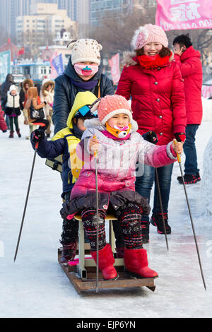 Cina, Provincia di Heilongjiang, Harbin, intrattenimento sul fiume Songhua, congelati in inverno Foto Stock