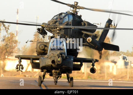 Due AH-64D attacco Apache elicotteri dal 1° "attacco" Battaglione, 227th reggimento di aviazione, 1° aria brigata di cavalleria, 1a divisione di cavalleria, taxi per tornare ai loro luoghi di parcheggio dopo la missione il agosto 15 a Camp Taji, Iraq. Il battaglione di attacco supporta le truppe di terra attraverso la ricognizione aerea e armi. Apache equipaggi della prima ACB hanno sconvolto numerose bomba stradale fuoco indiretto attacchi mirati a civili iracheni e le forze della coalizione in tutta la zona di Baghdad di operazioni. CW4 Daniel McClinton, 1-227TH, 1a ACB, 1° Cav. Div. Affari pubblici Foto Stock