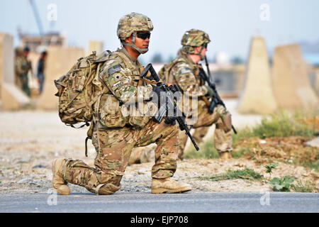 Stati Uniti Army Spc. John Yifith, fissata al 3° plotone, Alfa batteria, secondo battaglione Airborne, 377 campo paracadute reggimento di artiglieria, prende un ginocchio mentre si conduce una pattuglia di sicurezza al di fuori della posizione di avanzamento Base Operativa Salerno Luglio 7, 2012. Lo scopo della sorveglianza è stata per facilitare i membri dell'innesto femmina team come da essi condotta chiave del leader impegni sia a ragazze€™ scuola nel villaggio di Mangas e discutere la levatrice programma nel villaggio di Kunday. Stati Uniti Il personale dell'esercito Sgt. Jason Epperson Foto Stock