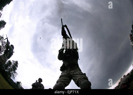 Stati Uniti Paracadutisti dell'esercito con l'ottantaduesima Airborne Division del primo vigili del Team di combattimento impegnarsi obiettivi durante il vicino quartiere di precisione di tiro in formazione con Tentara Nasional Indonesia Angkatan Darat esercito indonesiano paracadutisti della 1a Divisione di Fanteria al XVII Brigata Aerea, 13 giugno 2013, al 1° Kostrad sede, West Java, Indonesia. Essi sono parte della protezione di Garuda 2013, un accordo bilaterale in materia di esercizio di formazione sponsorizzato da esercito degli Stati Uniti del Pacifico. Sgt. Michael J. MacLeod Foto Stock