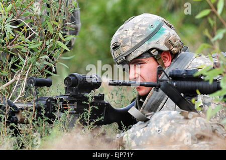 Stati Uniti I soldati dell esercito di fornire sicurezza lungo il perimetro di una zona di atterraggio utilizzata durante una joint air assault missione con soldati iracheni nei pressi della città di Tarmiyah, Iraq, 29 aprile 2009. I soldati sono assegnati al ventottesimo divisione di fanteria. Sgt. Jacob H. Smith Foto Stock