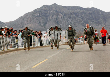 Cinque Stati Uniti I soldati dell esercito assegnato al Bravo Company, 2-127th fanteria, forme "Team Juggernaut" per prendere il primo posto nel corso del ventesimo annuale di Bataan Memorial morte marzo maratona, White Sands Missile range, N.M., Marzo 29, 2009. "Team Juggernaut" membri: Sgt. Ryan Gries, SPC. Andrew Vannieuwehoven, Pfc di Jesse Tlachac, Eric Sallenbach, e Kyle Cooper. Foto Stock