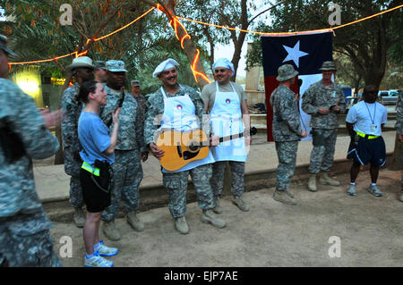 Il Texas Army National Guard, Team Silverado è presentato con il primo premio durante la 72a brigata di fanteria combattere Team Texas Independence Day celebrazione e Chili-Cook Off su Camp la prosperità, Baghdad, Marzo 13. Team Silverado incluso Sgt. 1. Classe Robert Mangel e Sgt. Shelby Ritsick con la 72a brigata di fanteria combattere la squadra fuori di Houston, Texas, Sgt. Perkins Rontreal dal North Carolina, anche con 72IBCT e SPC. Christopher Guardiola con la 551st Polizia Militare battaglione da Fort Campbell, Ky. Foto Stock