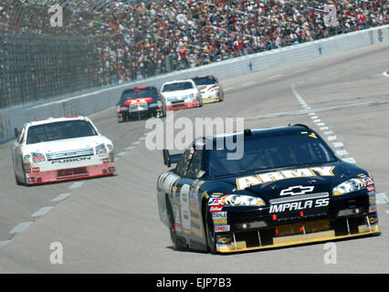 Mark Martin alimenta il numero otto esercito Chevrolet in giro uno al Texas Motor Speedway lungo il tragitto per il team di otto posto nella finale di domenica Samsung 500 gara NASCAR. Aprile 2008 Lt. Col. William Dean Thurmond, Foto Stock