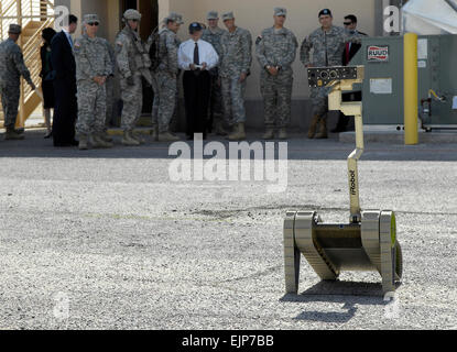 Il Segretario della Difesa Robert M. Gates impara ad operare un terreno senza equipaggio veicolo durante un tour dei futuri sistemi di combattimento facility sulla Fort Bliss, Texas, 1 maggio 2008. Cherie Cullen. Foto Stock