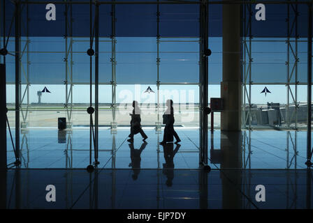 Passeggeri a piedi il loro gate all'interno del Terminal 2, Aeroporto El Prat di Barcellona, in Catalogna, Spagna Foto Stock
