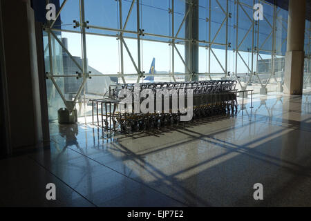 Bagagli vuoti carrelli in zona partenze dell'aeroporto El Prat di Barcellona, in Catalogna, Spagna Foto Stock