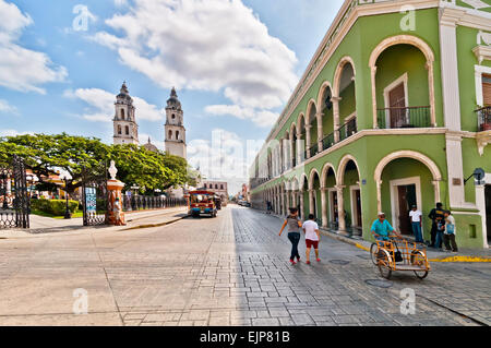 La gente del posto e turisti nella piazza principale con il Duomo in Campeche, Messico. Foto Stock