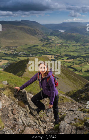 Giugno 2014 - Lake District , Cumbria - coperchio scatta per camminare sulla rivista Halls cadde Ridge e area Foto Stock