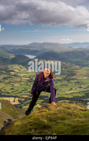 Giugno 2014 - Lake District , Cumbria - coperchio scatta per camminare sulla rivista Halls cadde Ridge e area Foto Stock